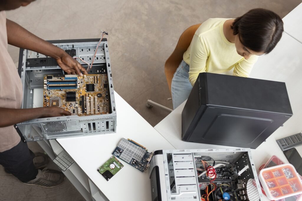 Personas haciendo Mantenimiento de computadoras